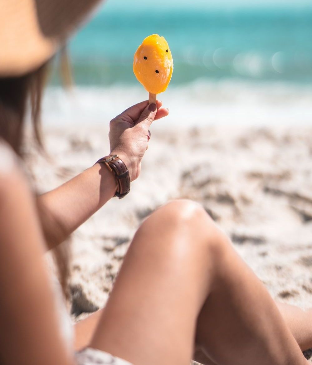 gunaika sti paralia me ena pagoto sto xeri